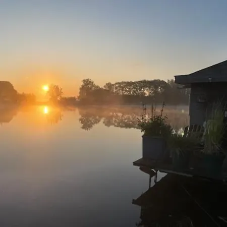 Aangenaam Op De Rijn, Woonboot, Inclusief Prive Sauna Alphen aan den Rijn