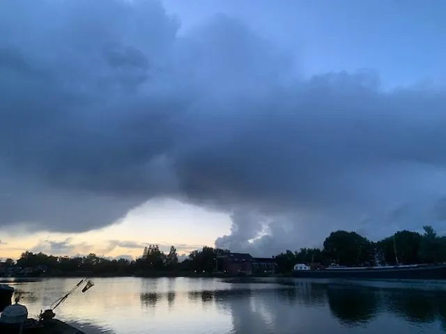 Aangenaam Op De Rijn, Woonboot, Inclusief Prive Sauna 보트호텔