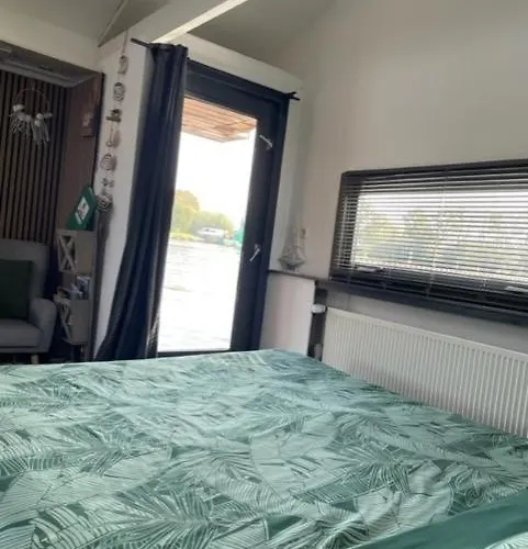 Hotel en barco Aangenaam Op De Rijn, Woonboot, Inclusief Privé Sauna Alphen aan den Rijn